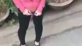 Maskierter Ladyboy sperma auf der Straße mit einem kleinen Vibe