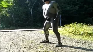 Skelett maskierter Neoprenanzug auf der Straße