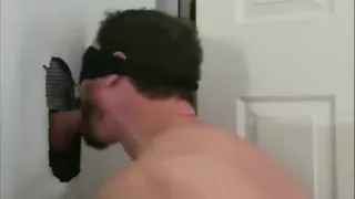 Verheirateter Geschäftsmann füttert mich mit einer riesigen Ladung in meinem Gloryhole