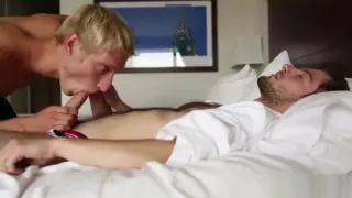 Haariger schwuler Analsex mit Cumshot