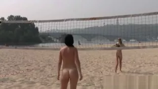 Zwei Nackte Teens Spielen Volleyball Am Strand