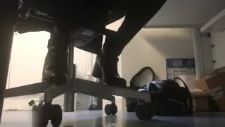 Candid sous le bureau de Mingxia - jour 2 (PAS DE SON)