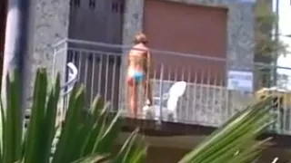 matura si spalma crema solare