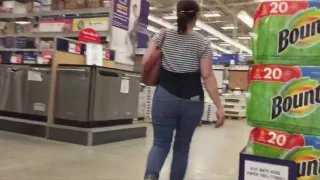 Nice Hips and Ass MILF Walking