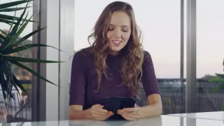 Jeune et jolie russe lit et prend son pied