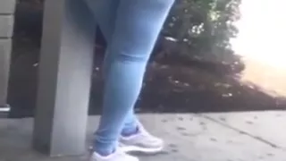 Perfekter Arsch an der Bushaltestelle