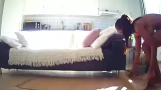 Oben-ohne-Hausputz am Morgen