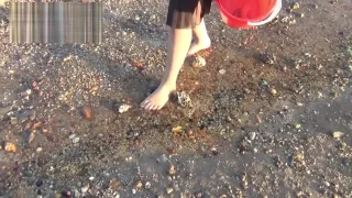 nu sinh bat be be tren bien cuc me