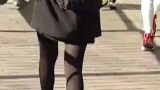 Gemischtrassige Frau in Rock und Strumpfhose