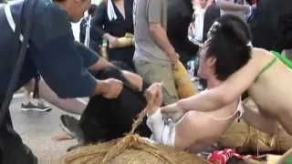 Japanische Freunde werden in der Öffentlichkeit zwangsweise nackt ausgezogen