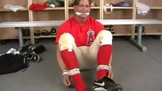 Heiße Sportlehrerin fest gefesselt und geknebelt.