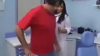 una joven soltera que trabaja dentista