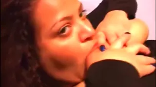 Starr Joue Avec Ses Gros Seins Naturel Et Les Sucent