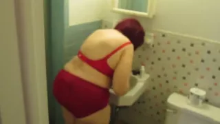 Aunt Sue puts on makeup