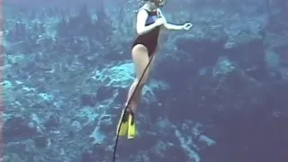 Barefoot mermaid scuba training