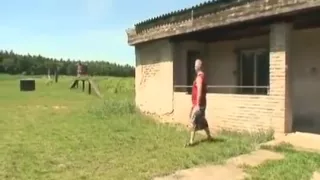 Alter Mann trifft auf heiße Brünette