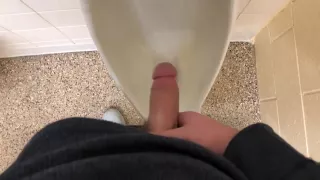 Heißer Teenager wichst in öffentlicher Parktoilette gefangen