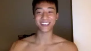 Koreanische Webcam spielt Dildo