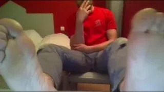 Hetero-Typ mit sehr verschwitzten schwarzen Socken und Füßen nach der Arbeit