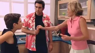 Spanische Mutter erdrückt mit stinkenden Schuhen