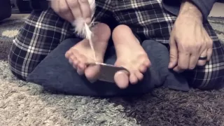 tinigasan sa paa nakamedyas ng babae