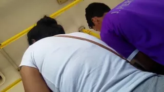 Deliciosa chibola nalgona en buso