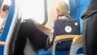 Neben blonder Schuelerin im Zug gewichst!