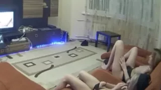 Freundin mit Schwester schaut Porno