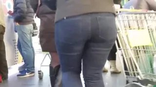 Nice big round ass in jeans