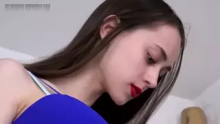 Marina zerquetscht Heuschrecken und Lebensmittel unter ihren hohen Absätzen.