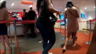 Ein großer Hintern in Jeans im Theater.