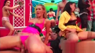 Orgia en fiesta con munecas 2