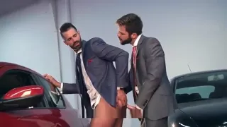 Niedlicher Autoverkäufer pflügt seinen Kunden