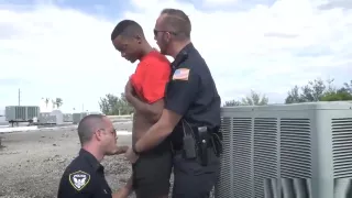 Von schwulen Polizisten, die nackte Jungs ficken und Polizisten, die heiße Twinks ficken