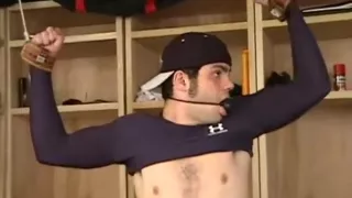 Ronny wird in Baseball-Uniform von einem Fremden belästigt