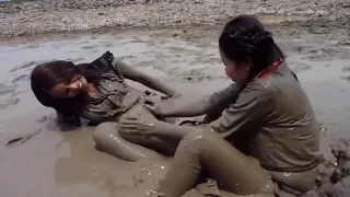 zwei thailändische Mädchen im Schlamm