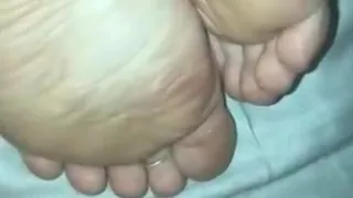 Die sexy Sohlen mit Sperma bedecken