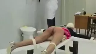 Brünette wird vom Sicherheitsbeamten bestraft