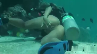 Flawless Model Is Showing Off Her Stretched Tight Slit In Cl