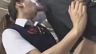 Unschuldiger Teenager in der Schulbibliothek betatscht