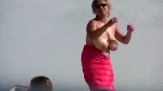 Rauchende MILF mit riesigen Schwabbeleutern am Strand!