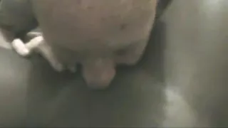 Afrikanische Muschi wird von weißem Mann gegessen