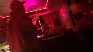 Männliche Stripper zeigen sich den Mädchen im Publikum