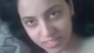 Süße Freundin leckt sinnlich den Schwanzkopf