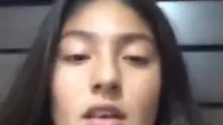 Wildes College Mädchen Latina zeigt die Ware