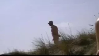 yoyeur in the dunes