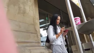 Geile Deutsche raucht am Bahnhof!