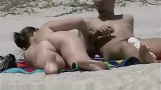 Schöne Nudistin, die ihre Hügel mit Sonnencreme eincremt