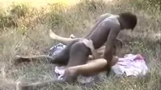 Je me fais bourrer dans la foret par une grosse queue