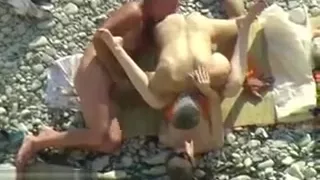 Elle se fait lecher par son mec qui est branle par un libertin